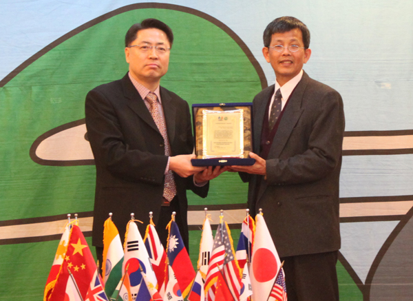 Professor Chin-Lung Fang invited to our association to give a special lecture and receive a Plate of Merit