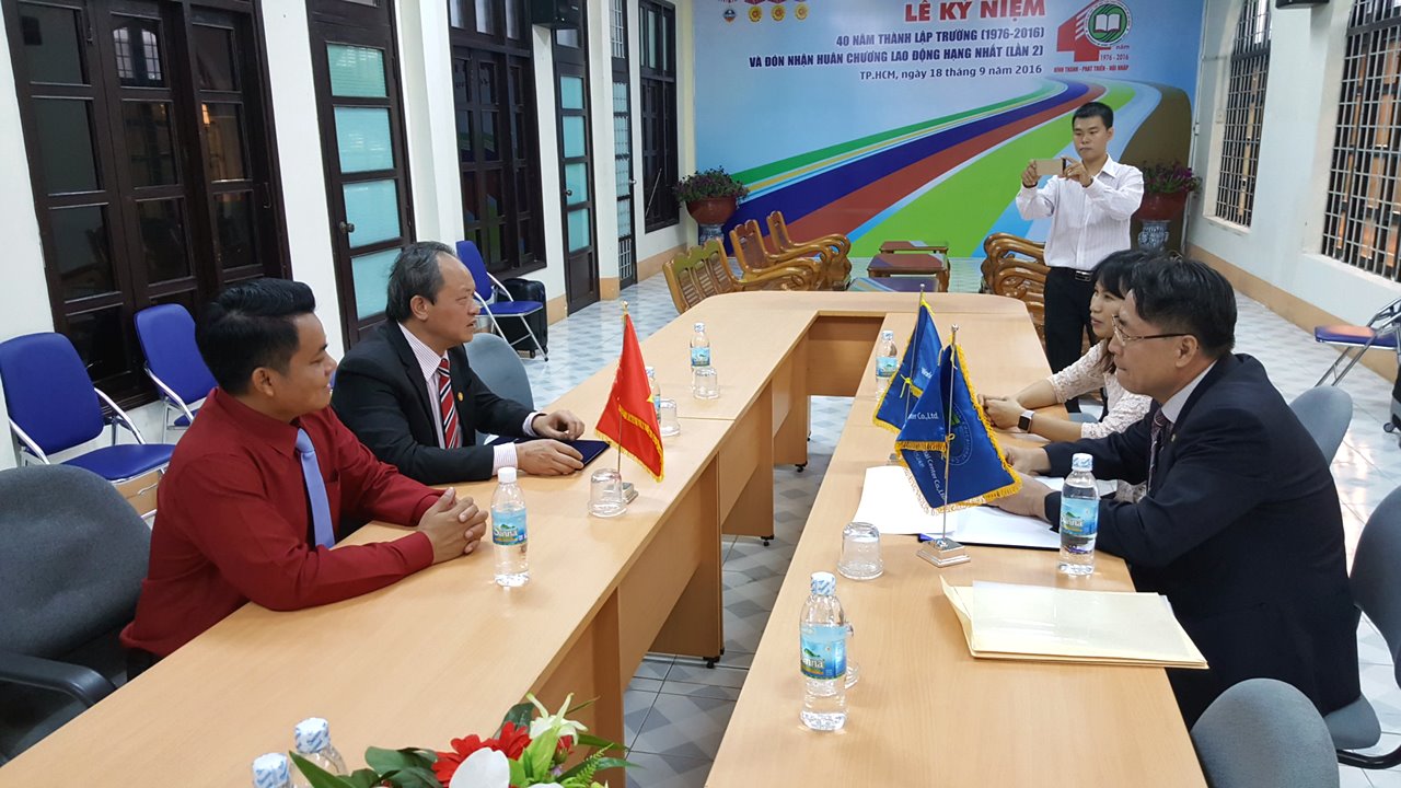 Agreement on educational project for Leisure & Sports and Recreation between WREC, a main sponsor of WREA, and Vietnam Ho Chi Minh City University of Sport (Young Kee Lee, president of WREA, and the p…