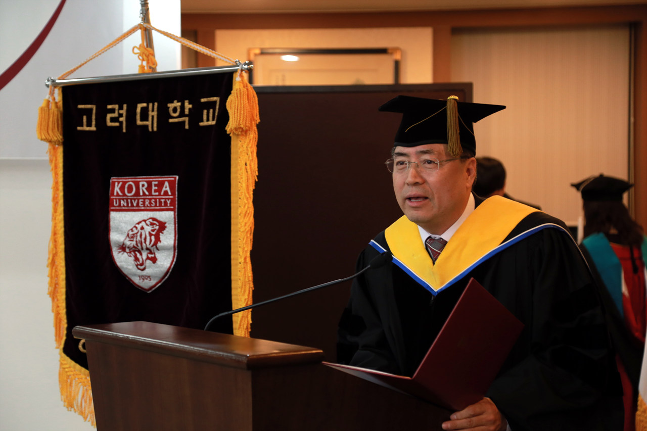 Young Kee Lee, the President of the WREA, holding a graduation ceremony as a chief professor for the CEO course of the Sports and Leisure Industry in Korea University